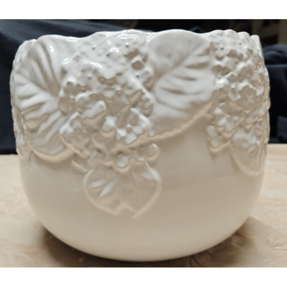 Vntg‎ Large white planter with leaves and flowers molded in pottery